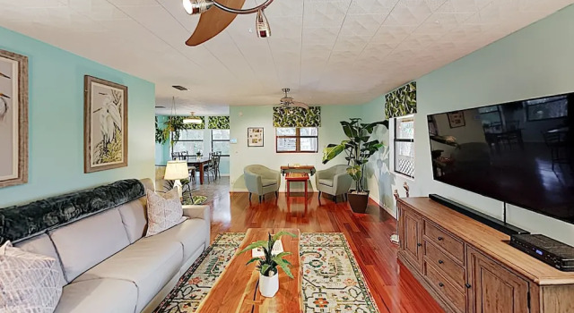 New Listing! Canal-side Gem W/ Huge Yard & Hot Tub 2 Bedroom Home, Boek Vakantiehuis Oldsmar Pinellas County
