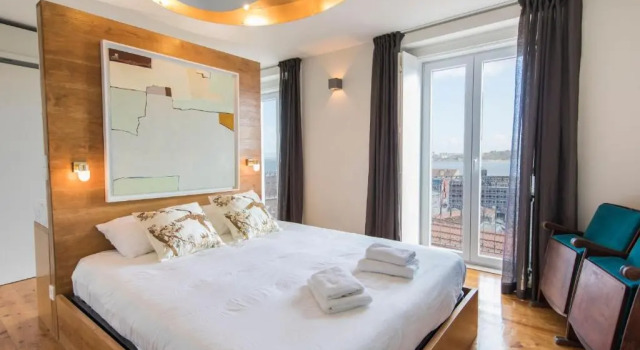 LovelyStay - Stunning Penthouse with the best views, Забронировать Отель Отели Лиссабона 4 звезды, рядом с Café A Brasileira, 4*