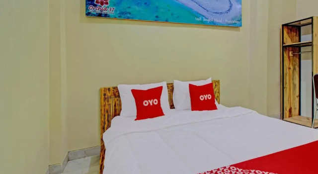 Номер Deluxe RedDoorz Syariah at Shakira Alesha Enggal