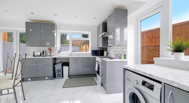 Коттедж 3 Bedroom House with Parking in Windsor
