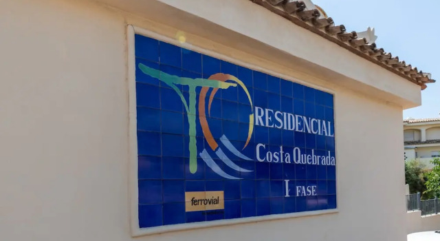 Costa Quebrada - Beachfront 3BR Apartment With Huge Terrace & Sea Views, Забронировать Апартаменты/квартира Апартаменты Бенальмадена, рядом с Playa de Arroyo Hondo, Апартаменты/квартира