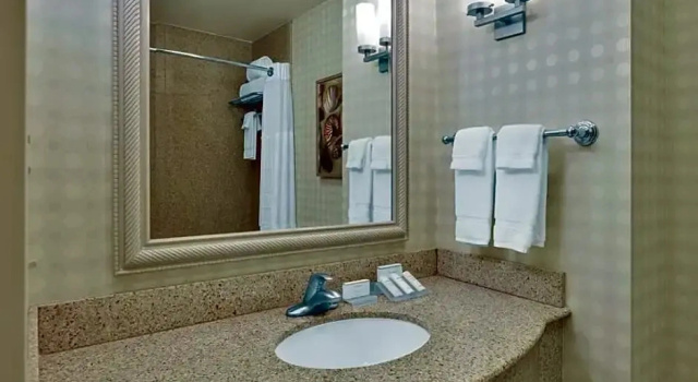 Четырёхместный номер Hearing Accessible Hilton Garden Inn San Diego Del Mar