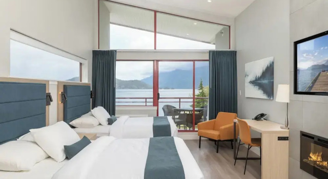Четырёхместный номер Deluxe с балконом и с видом на озеро Harrison Beach Hotel