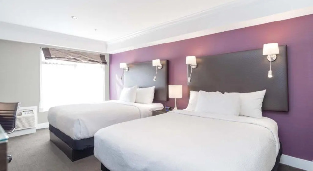 Четырёхместный номер Standard с видом на город Sandman Signature Kamloops Hotel