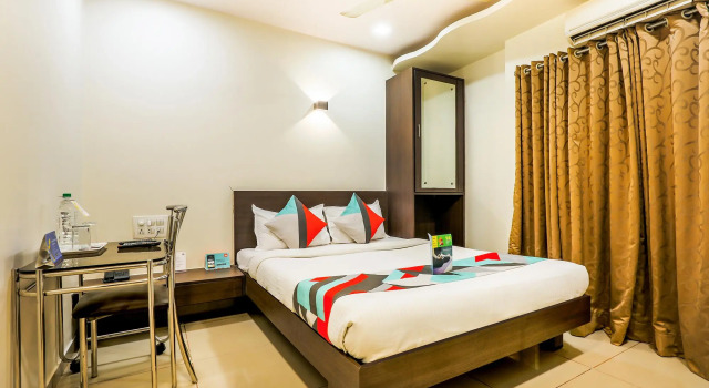 Номер Deluxe FabHotel Adore Inn