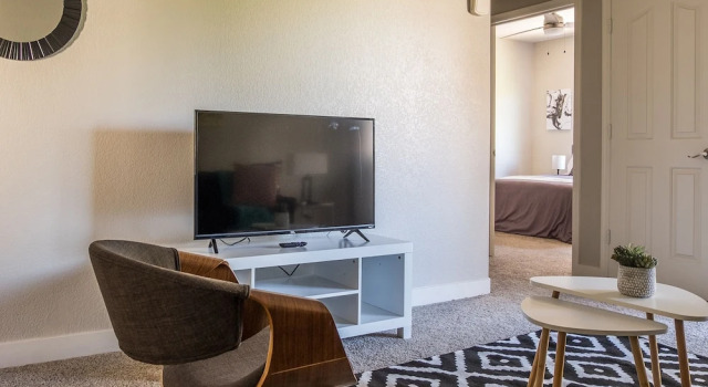 Tempe 1 BR & 2 BR Apts by Frontdesk, Забронировать Апартаменты/квартира Пруд в Темпе Phoenix Metropolitan Area, рядом с Детский музей Halle Heart