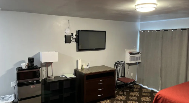 Номер Deluxe Midway Motel
