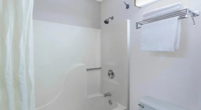 Номер Standard Super 8 by Wyndham Madison South