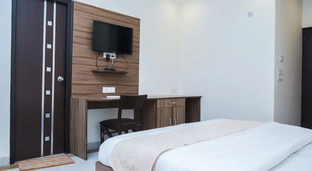 Hotel Kesar Inn, Забронировать Отель Гургаон 