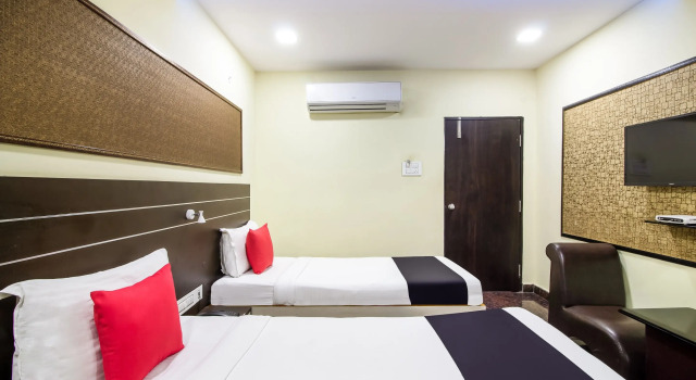 Capital O 7648 Sri Navya Grand, Rezerwuj Hotel Lingampalli 