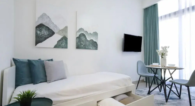 Студия Modern Elegance Studio in Azizi Riviera