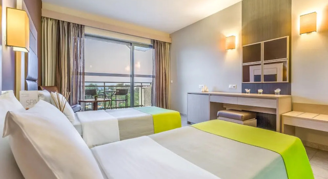 Двухместный номер Standard с балконом и с частичным видом на море Kipriotis Hippocrates Hotel by Anayia All Inclusive Resorts