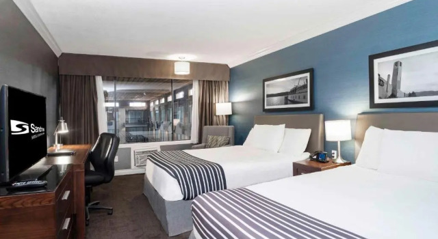 Четырёхместный номер Standard Sandman Hotel & Suites Kelowna