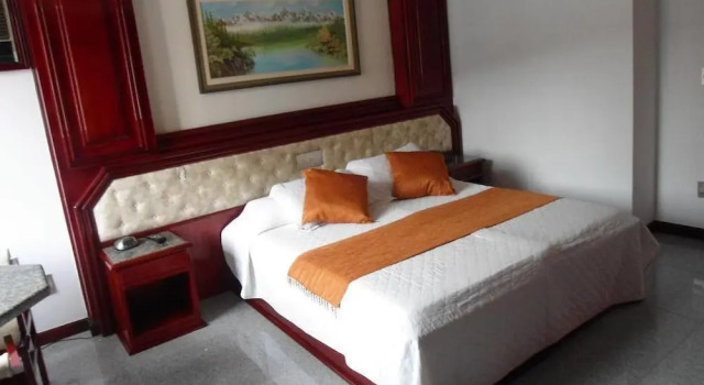 Четырёхместный люкс Deluxe Maxim Plaza Hotel