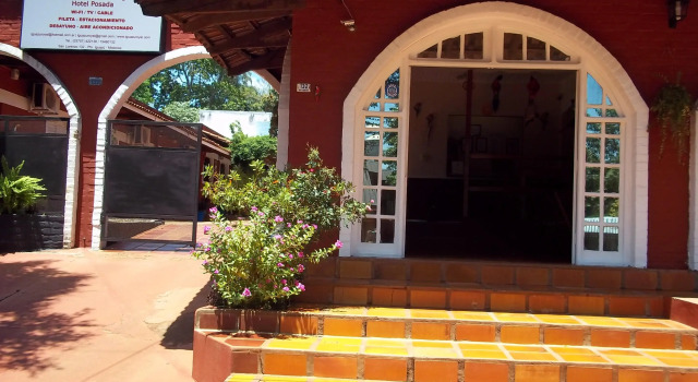 Petit Hotel Iguazu, Забронировать Отель Отели Пуэрто-Игуасу с парковкой, рядом с Магазин беспошлинной торговли города Пуэрто-Игуасу, Парковка
