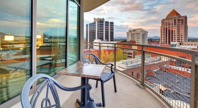 Люкс с балконом Hampton Inn & Suites - Roanoke-Downtown, VA