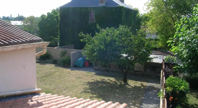 Коттедж Recently renovated house in a French town