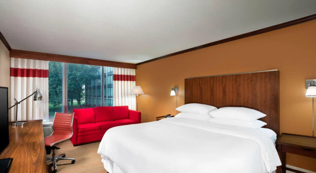 Двухместный люкс с 2 комнатами Four Points by Sheraton Kansas City Airport