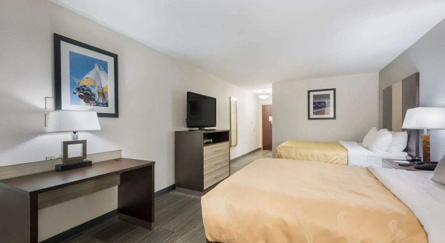 Четырёхместный номер Standard Quality Inn & Suites Huntsville Research Park Area