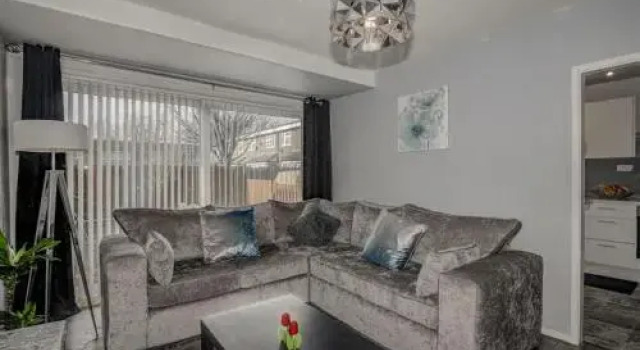 Newly Renovated Modern Home, Забронировать Отель Отели Манчестера с парковкой, Парковка
