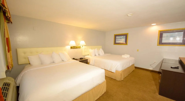 Howard Johnson Inn West Yarmouth, Rezerwuj Hotel Hotele w New England z basenem, Basen