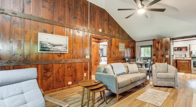 Walk to Barrett's Park: Wooded Cabin w/ Grill!, Book Feriehus Boothbay 