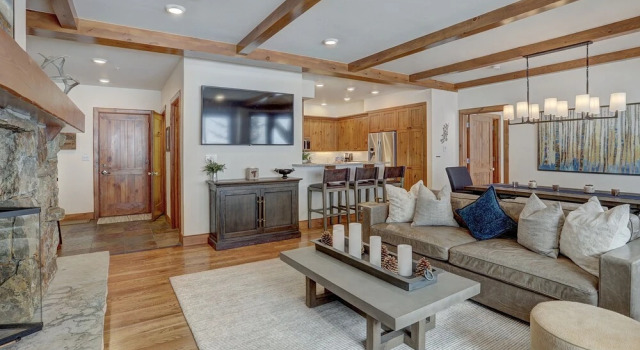 Modern Mountain Getaway-luxury 3 Bedroom Ski-in Ski-out Condo by Redawning
