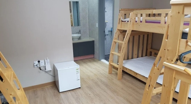 Кровать в общем номере (мужской номер) Dodam Guesthouse - Hostel