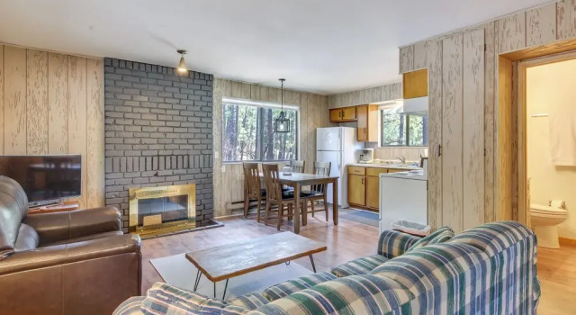 Коттедж Cozy Cabin in Greer: Hike, Bike & Ski!