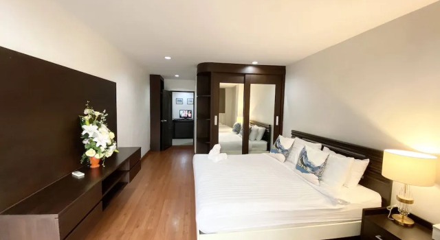 Номер Standard с 2 комнатами с балконом и с видом на город 14 Place Sukhumvit Suites
