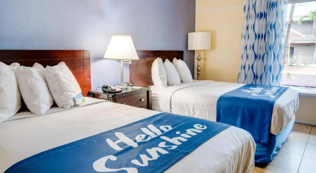 Четырёхместный номер Deluxe Days Inn by Wyndham St. Petersburg / Tampa Bay Area