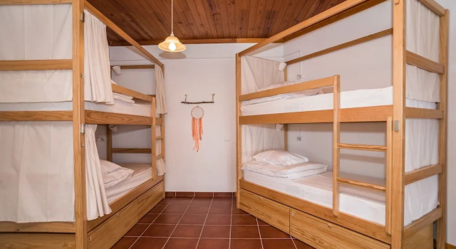 Кровать в общем номере Ericeira Villa Surf Camp Hostel