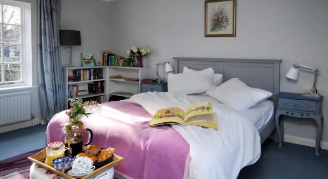 Коттедж с 4 комнатами Montpellier House, Centrally Located, Large Garden