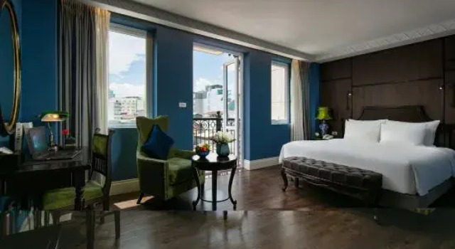 Люкс с балконом и с видом на город OGallery Premier Hotel & Spa
