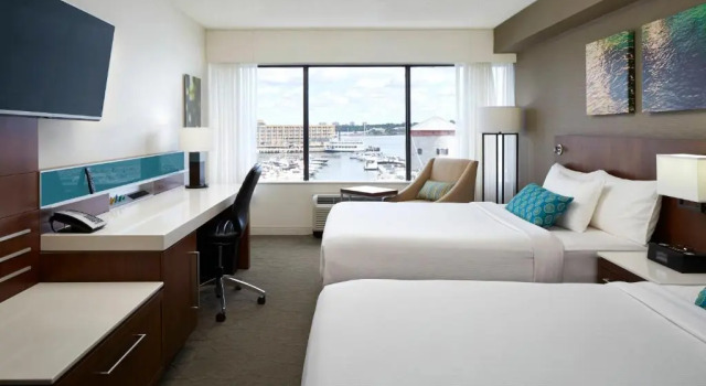 Четырёхместный номер Standard Delta Hotels by Marriott Kingston Waterfront