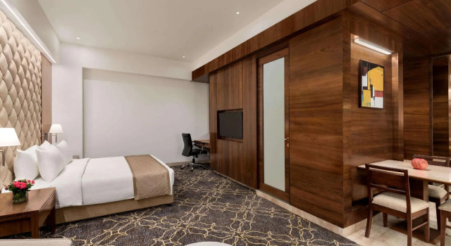 Полулюкс Ramada by Wyndham Gandhidham Shinay