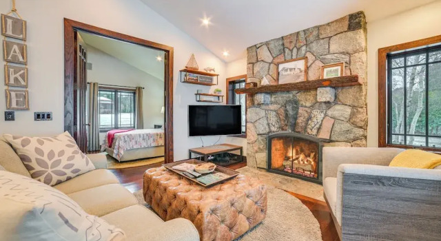 1 Mi to Dtwn! Lakefront Earl Young Charlevoix Home, Book Feriehus Sommerhuse i Charlevoix, Hytte