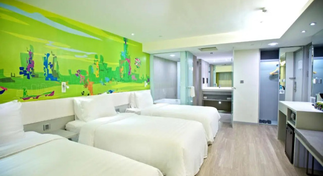 Трёхместный номер Deluxe FX Hotel Kaohsiung Zhonghua Road Branch