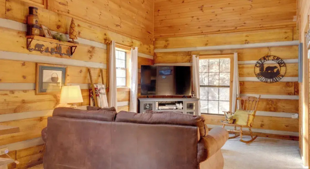 Private Hot Tub & Game Room: Mountain Retreat!