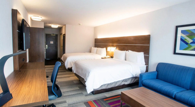 Четырёхместный полулюкс c 1 комнатой Holiday Inn Express & Suites Bethlehem Airport-Allentown Area