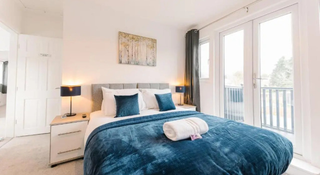 The White House - Grand & Spectacular 5-bed, sleeps 14- Central Solihull, NEC, JLR, HS2, Resorts World, Airport, Prenota Hotel Solihull West Midlands