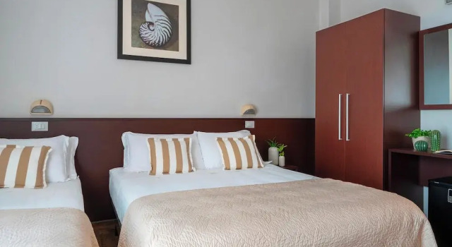 Четырёхместный номер Standard с балконом Hotel Carmen
