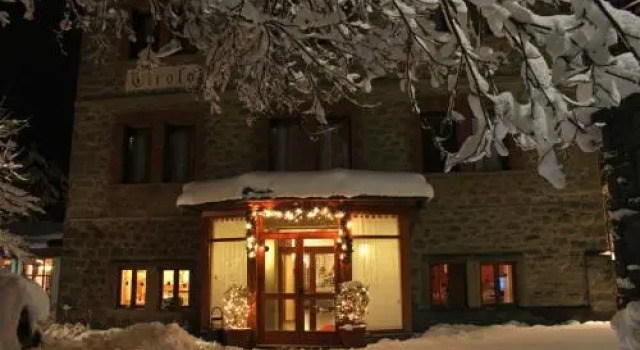 Hotel Tirolo, Забронировать Отель Сестола Чмоне, рядом с Кресельный подъёмник Сестола-Пьян дель Фалько (нижняя станция)