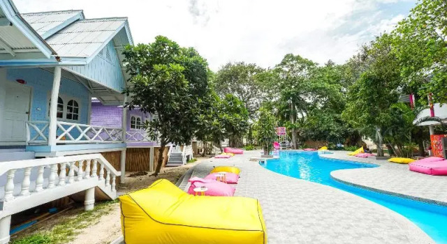 Кровать в общем номере с балконом Slumber Party Beach Club and Resort Koh Phangan