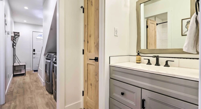 Chic Condo w/ Fireplace: Walk to Main St Frisco!, Забронировать Апартаменты/квартира Отели Roosevelt National Forest с парковкой, Парковка