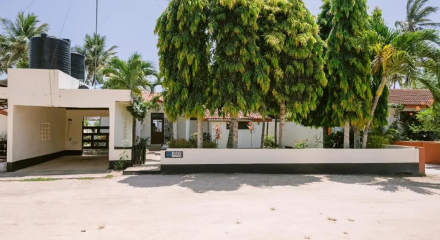 Oasys House - Beautiful Private Beach Front Home, Varaa Hotelli Hotellit Coast Region uima-altaalla, Uima-allas