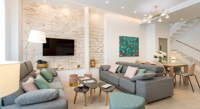 Bright House With 6 Bedrooms & 7 Bathrooms & 2 Terraces. General Castaños