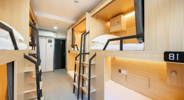 Pat în dormitor (dormitor pentru bărbați) Jiting  Hostel