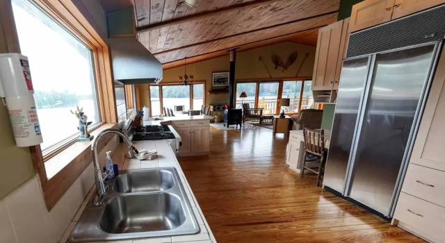 Люкс с красивым видом из окна Ampersand Bay Resort