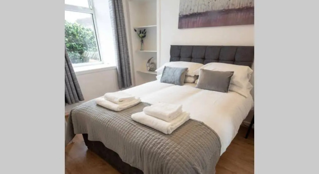 ☆ Quiet Ground Floor Apartment Near University ☆, Забронировать Апартаменты/квартира Отели Ангус с парковкой, Парковка